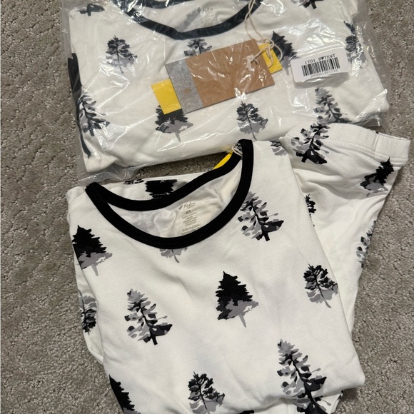 Kyte BABY Other - Kyte BABY Monochrome Leaf Print Pajama Top